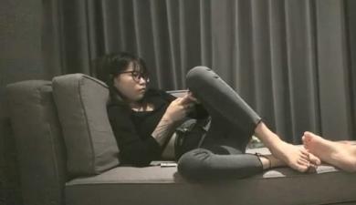 探花约了个满背纹身眼镜妹子啪啪 