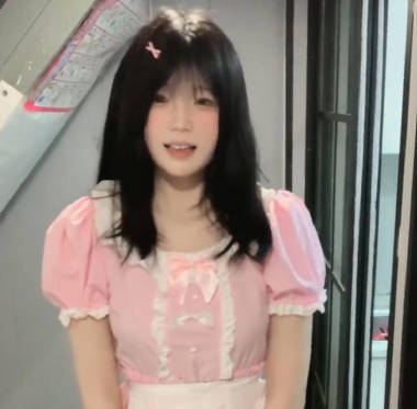 海角社区 同事的亲妹妹被我拿下艺校的班花