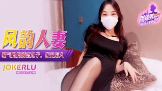 【香蕉视频】XJX-360【香蕉秀】 骚气妈妈诱惑儿子，口交后入 香蕉传媒